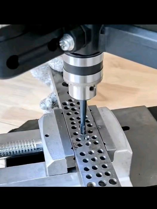 Mașina pentru filetat reglabila