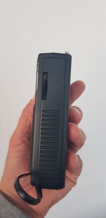 Realistic radio portabil de colecție