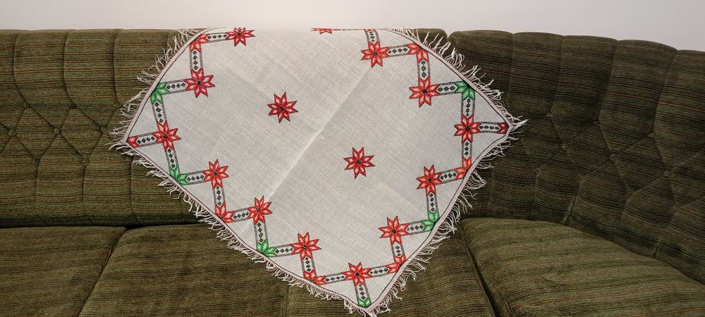 Fata de masa lucrata manual