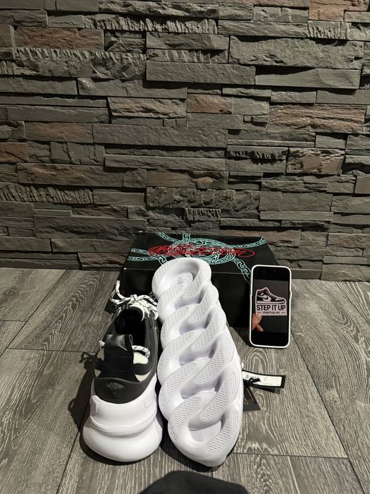 Versace chain reaction