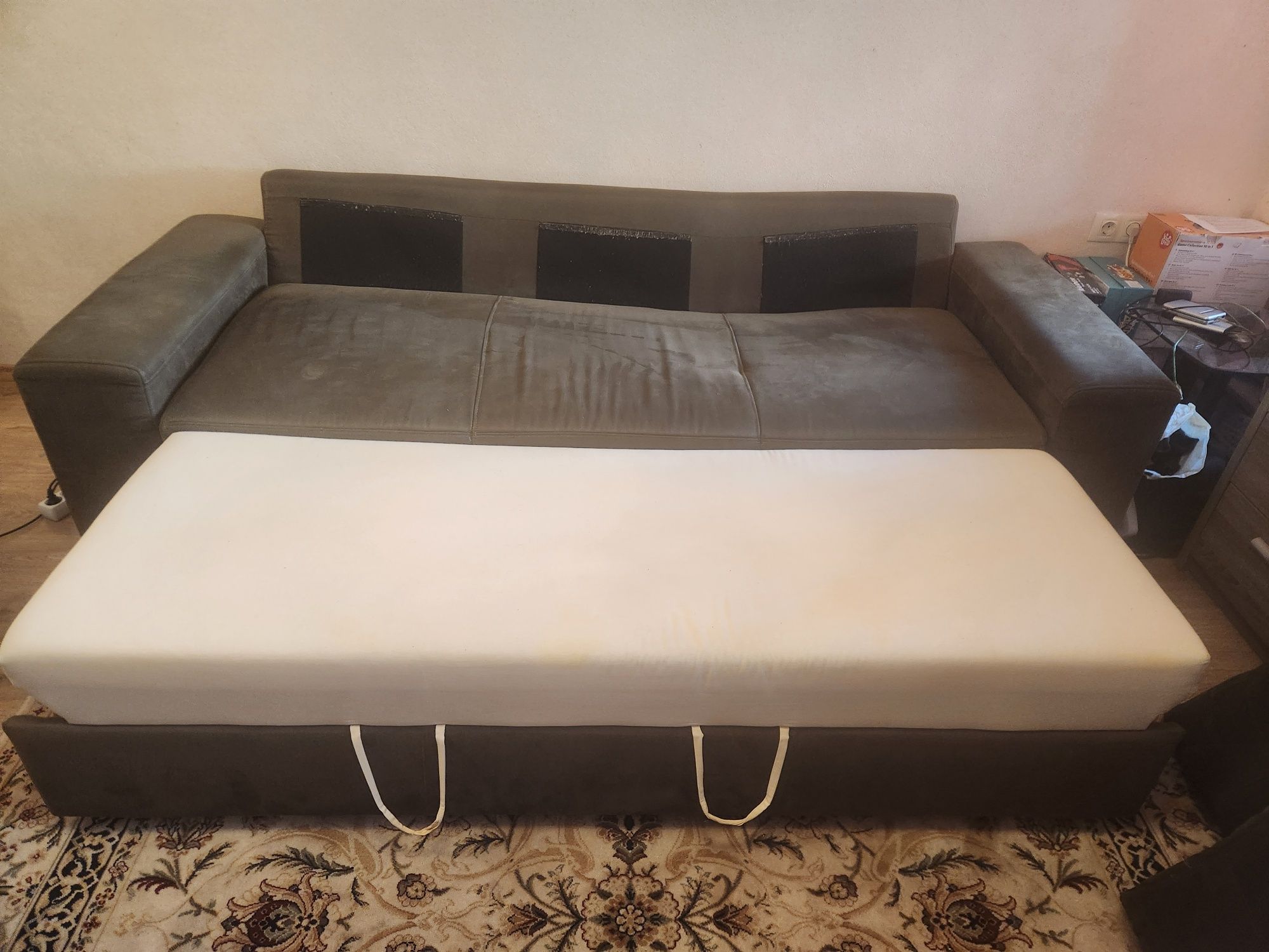 Продавам диван с функция сън