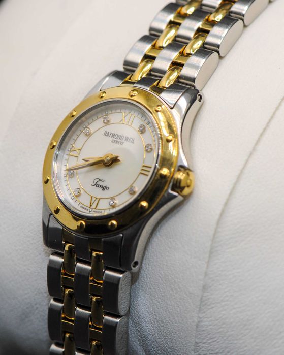 Швейцарски дамски часовник с диаманти - Raymond Weil Tango 5790