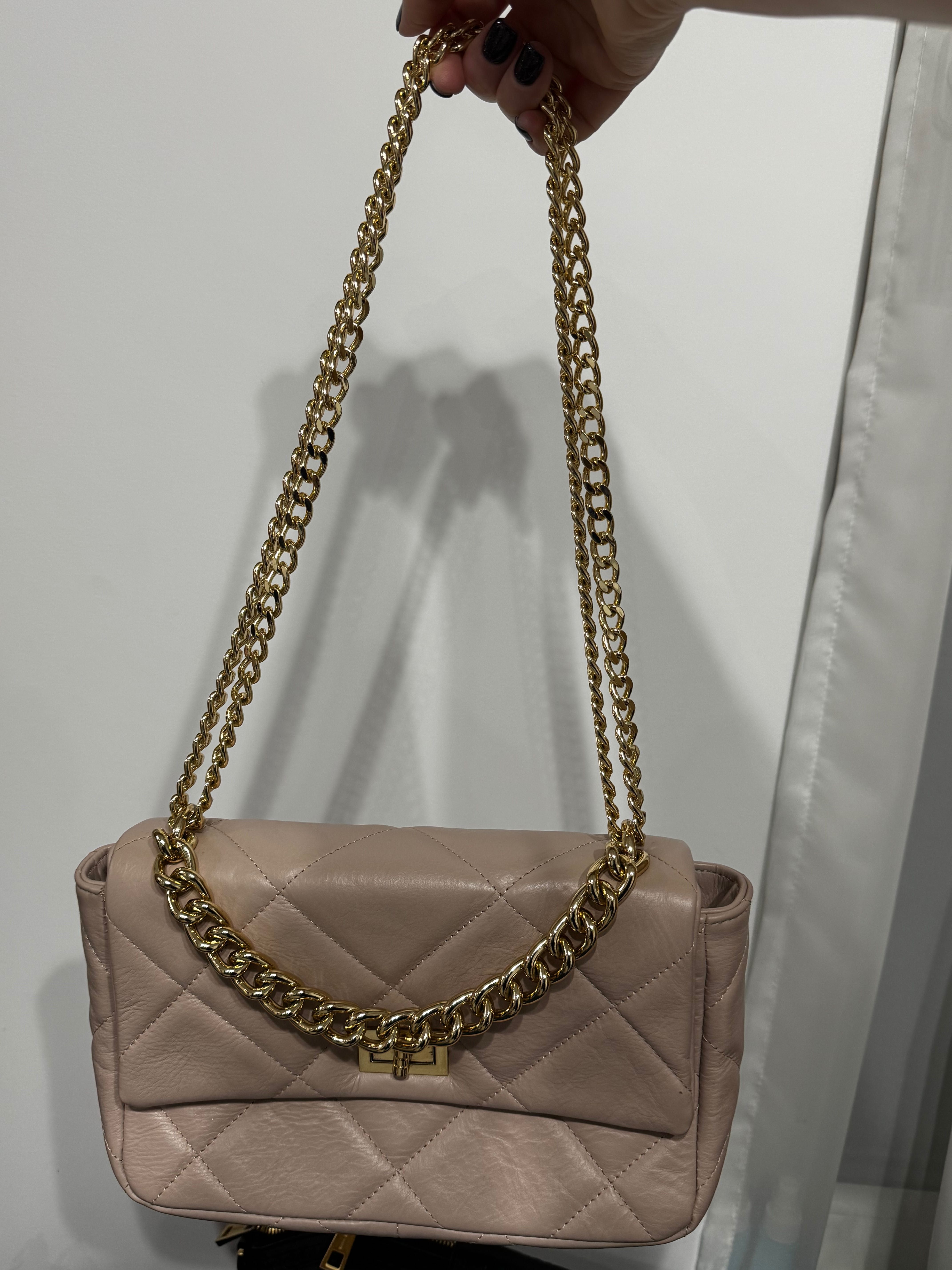 Дамски чанти Guess и др.