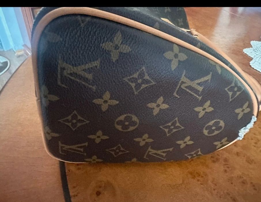 Louis vuitton este in stare foarte buna