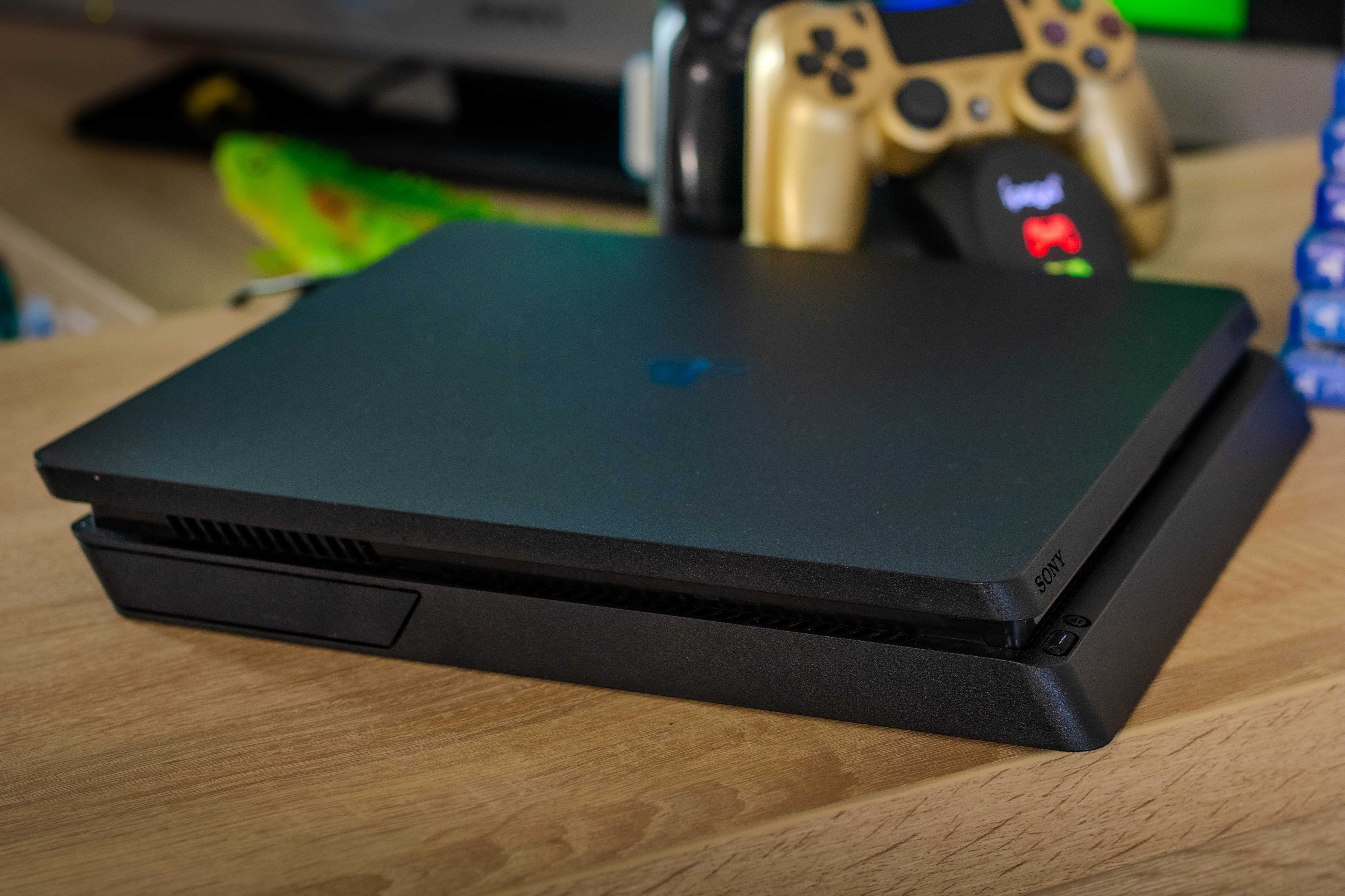 Ps 4 Slim 1TB + 2 controllere + 6 Jocuri | Stare excelentă