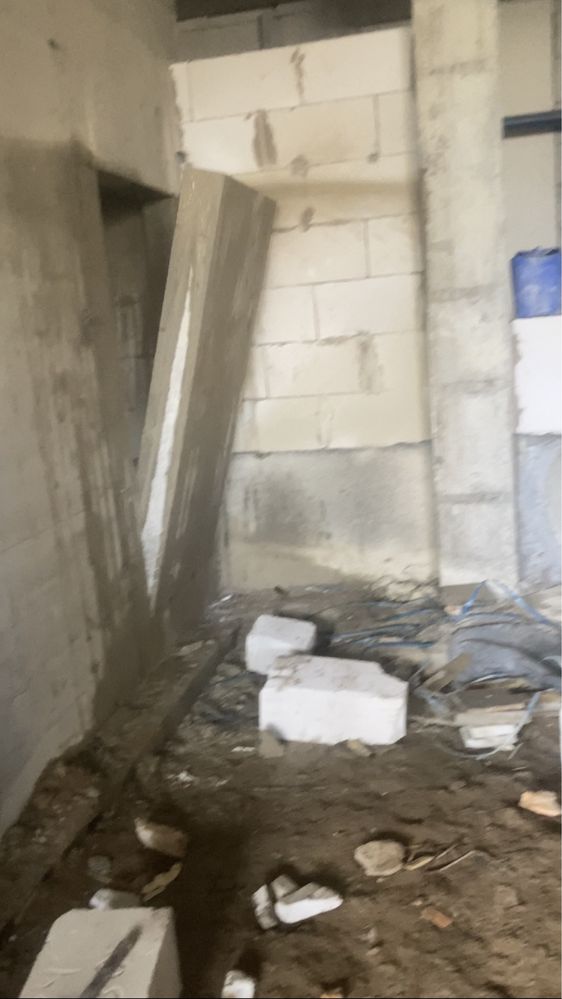 Резко бетона плита перекрытии и стена демонтаж