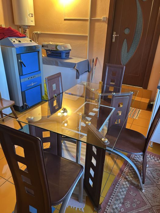 Masă de sticlă pentru bucătărie