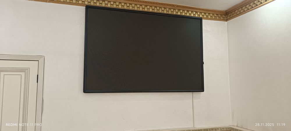 Лэд экран 2.5Р  очень высокого качества.