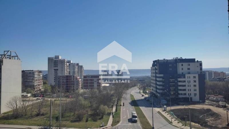 Панорамен апартамент на две нива с изглед към Варненското езеро и гра
