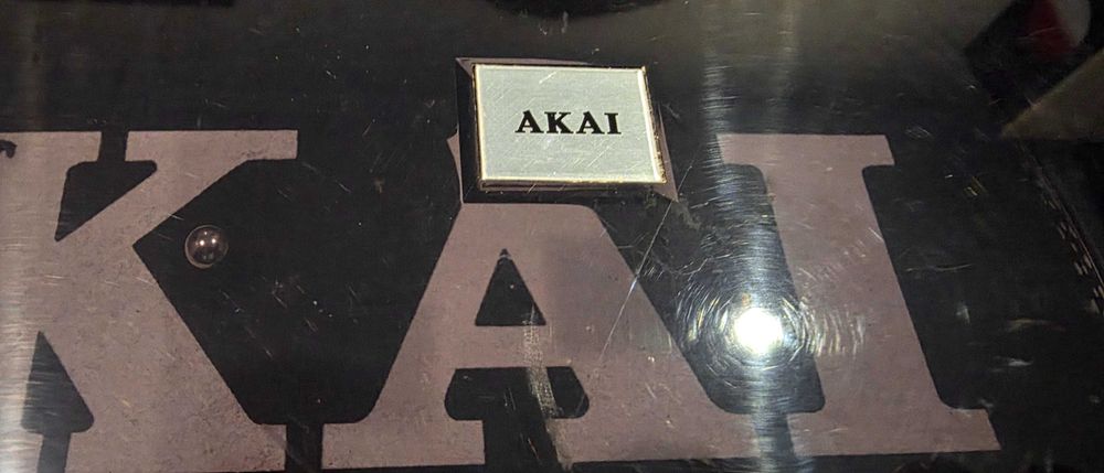 Продавам перфектен грамофон AKAI ATT05U