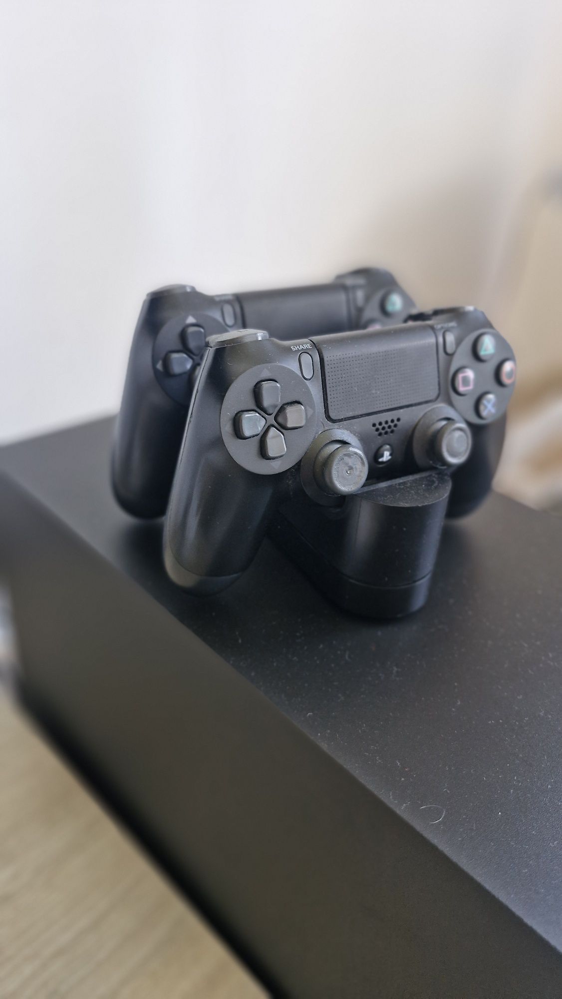 PS 4 слим + игри + 2 джоистика и докинг станция