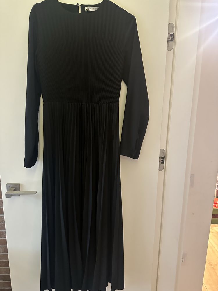 Черна плисирна рокля zara