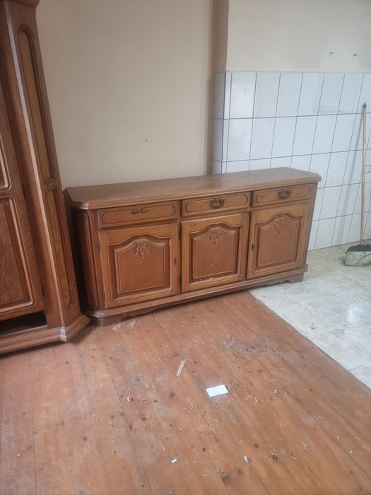 Mobilă secand dulap vitrina ce se vede în poze.din lemn .