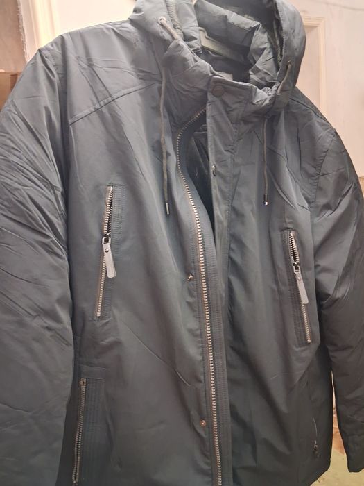 Куртка зимняя очень тёплая.