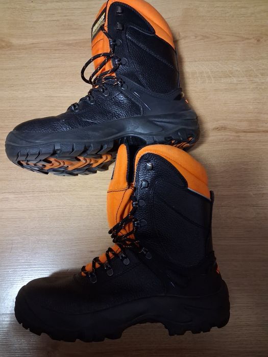 Bocanci de lucru imblaniti