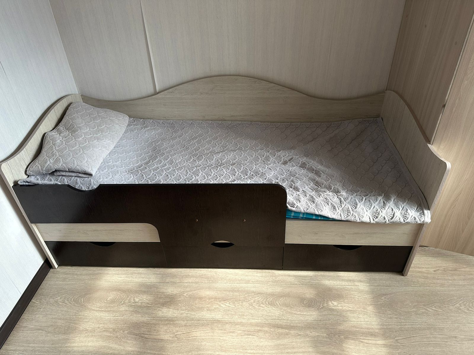 Продам Детскую кровать со шкафом