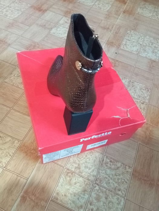 Ботинки кожанные 39 размера