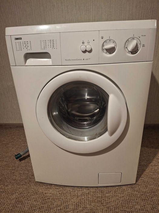 Продавам пералня зануси