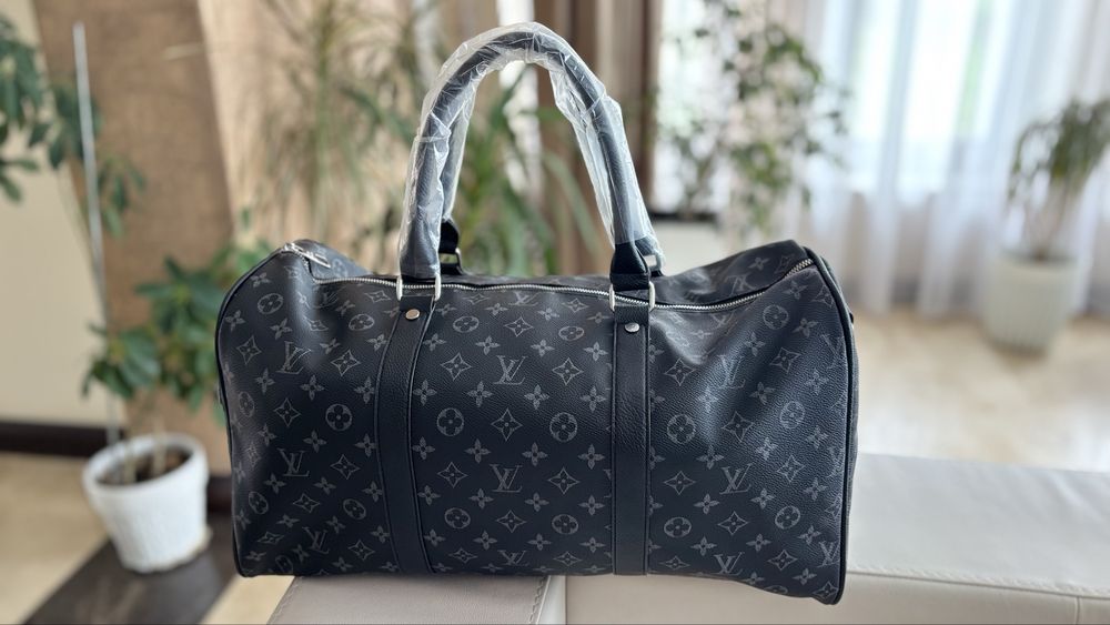 Vand geanta LV. Noua, cu eticheta. Arata f bine. Ideala pt calatorii