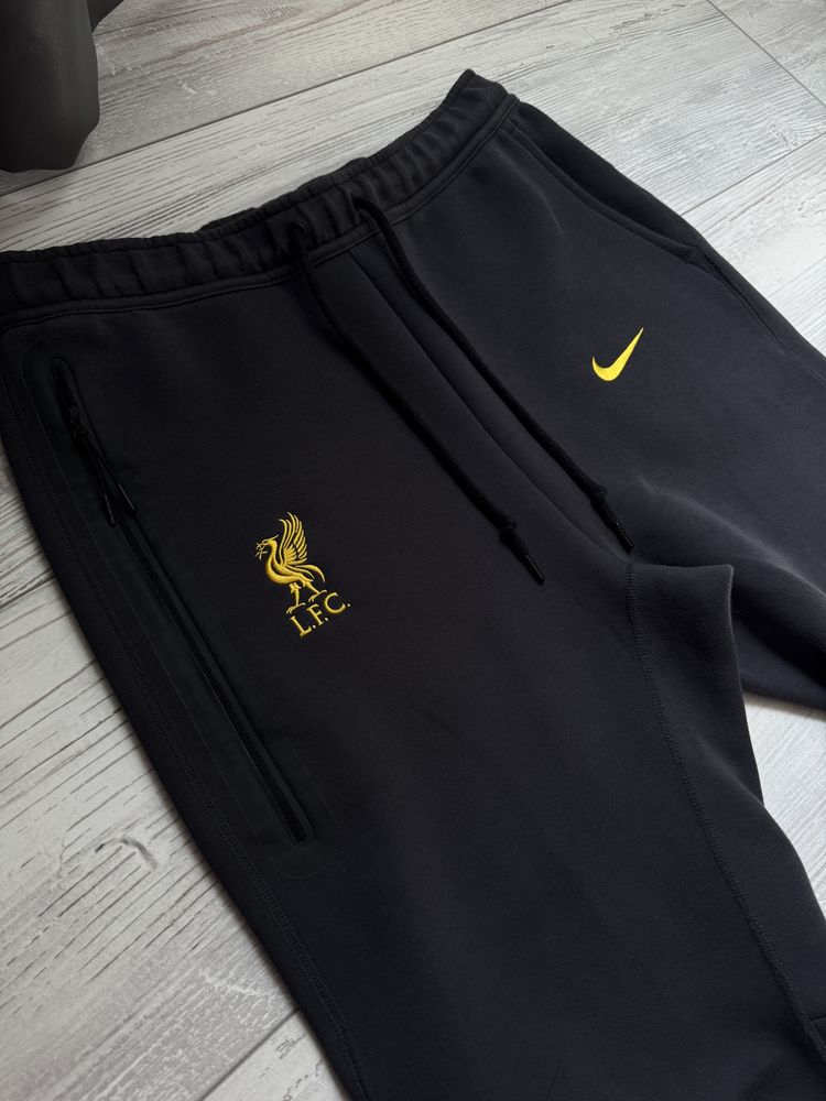Мъжко! Чисто нов оригинален анцунг Nike Tech x Liverpool