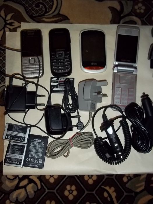 lot telefoane , baterii , incarcatoare diverse