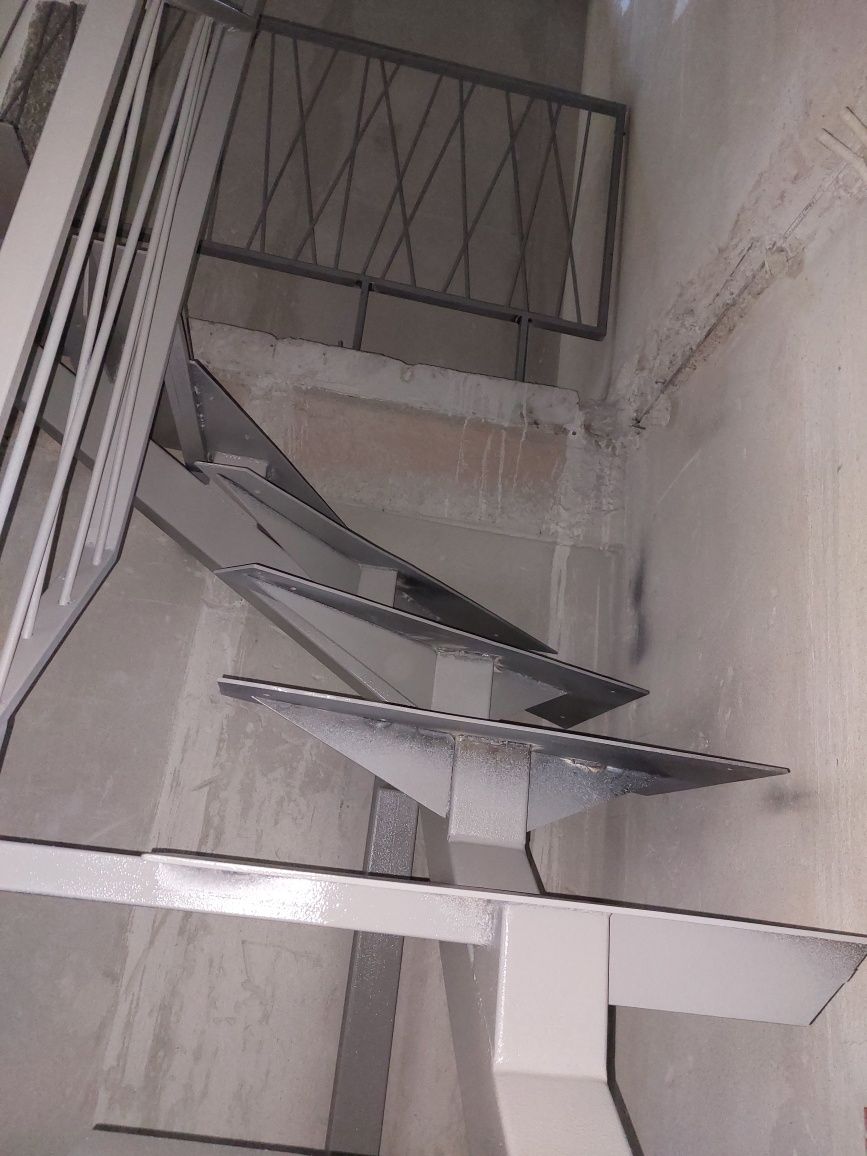 Scara metalica cu balustrada