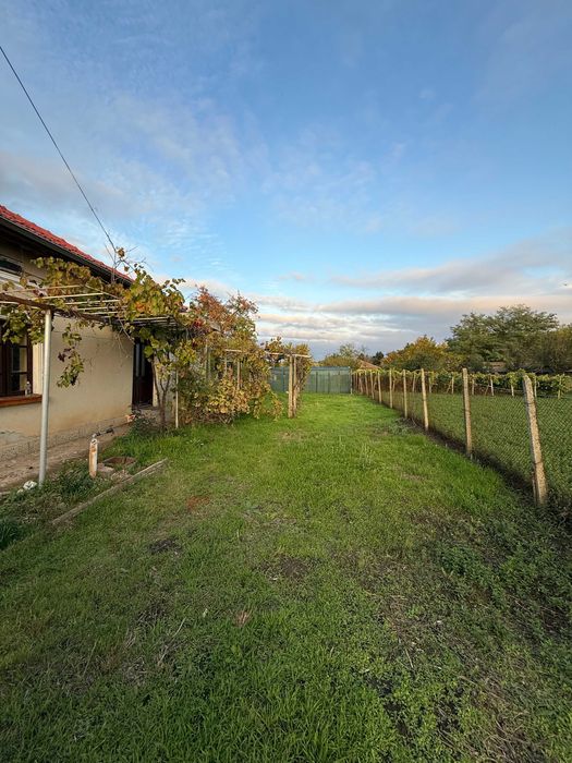 Ремонтирана къща 203кв.м с гараж и 4 спални на 37км от морският бряг