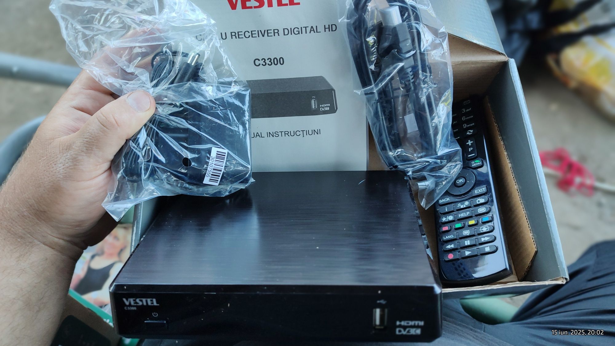 Vând reicever vestele cu telecomanda, încărcător și cablu hdmi la cuti