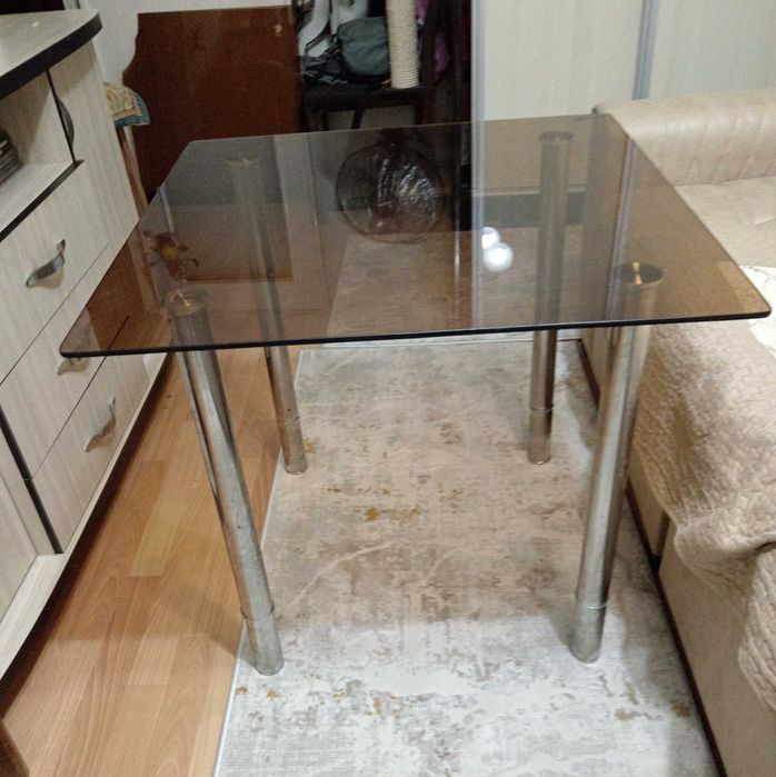 Продам стеклянный столик б/у 200