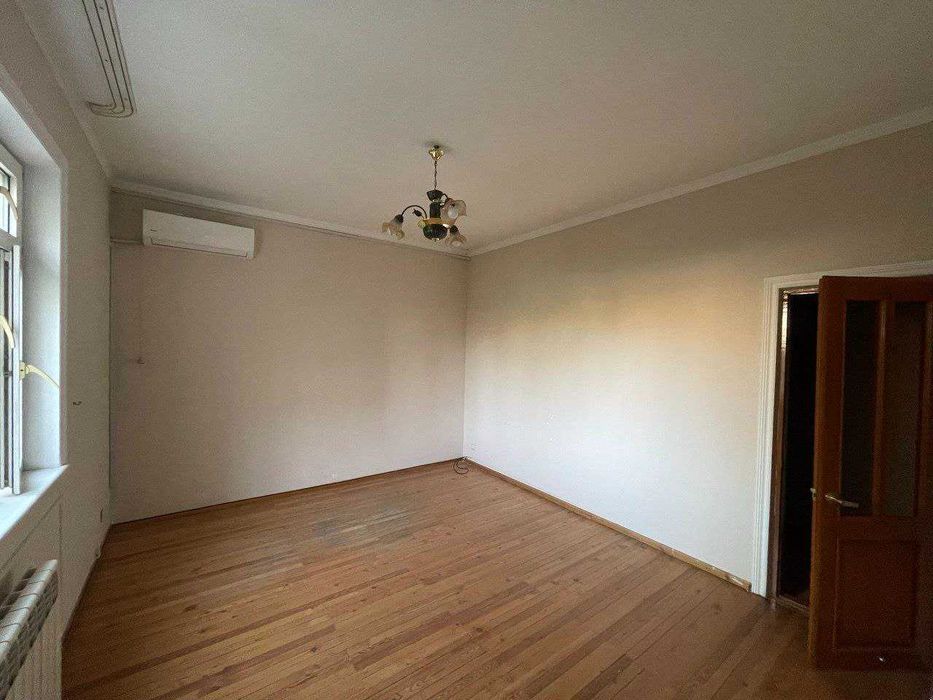 Дом ул.Ивлева 8-сот 2-этажа 7-комн 560 м² 4 с/у бассейн можно под офис