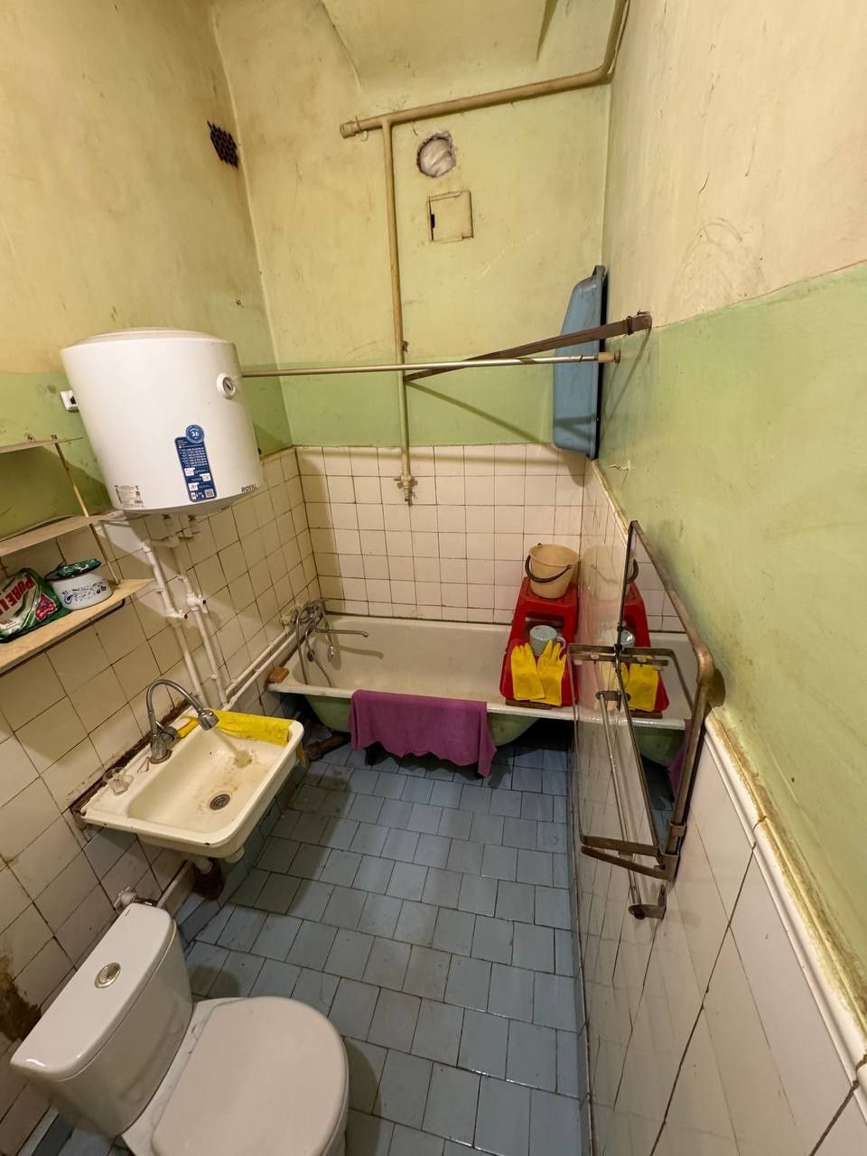 Продаю 1 ком квартира на 2 этаже 2 этажного дома. Ул Темирйулчиллар.