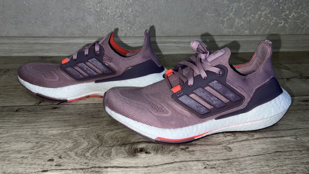 Кроссовки женские Adidas Ultraboost 22