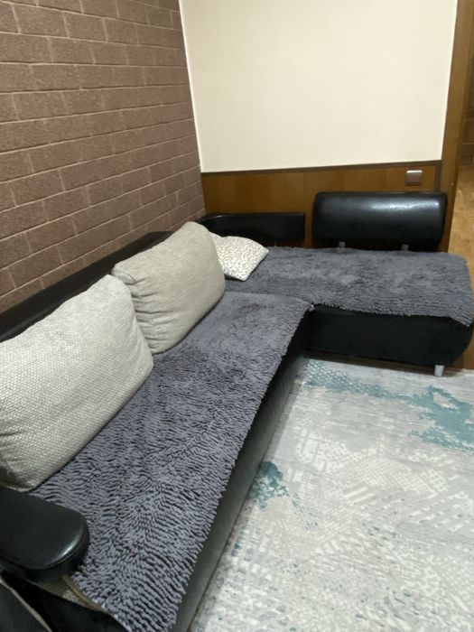 Угловой диван с подушками