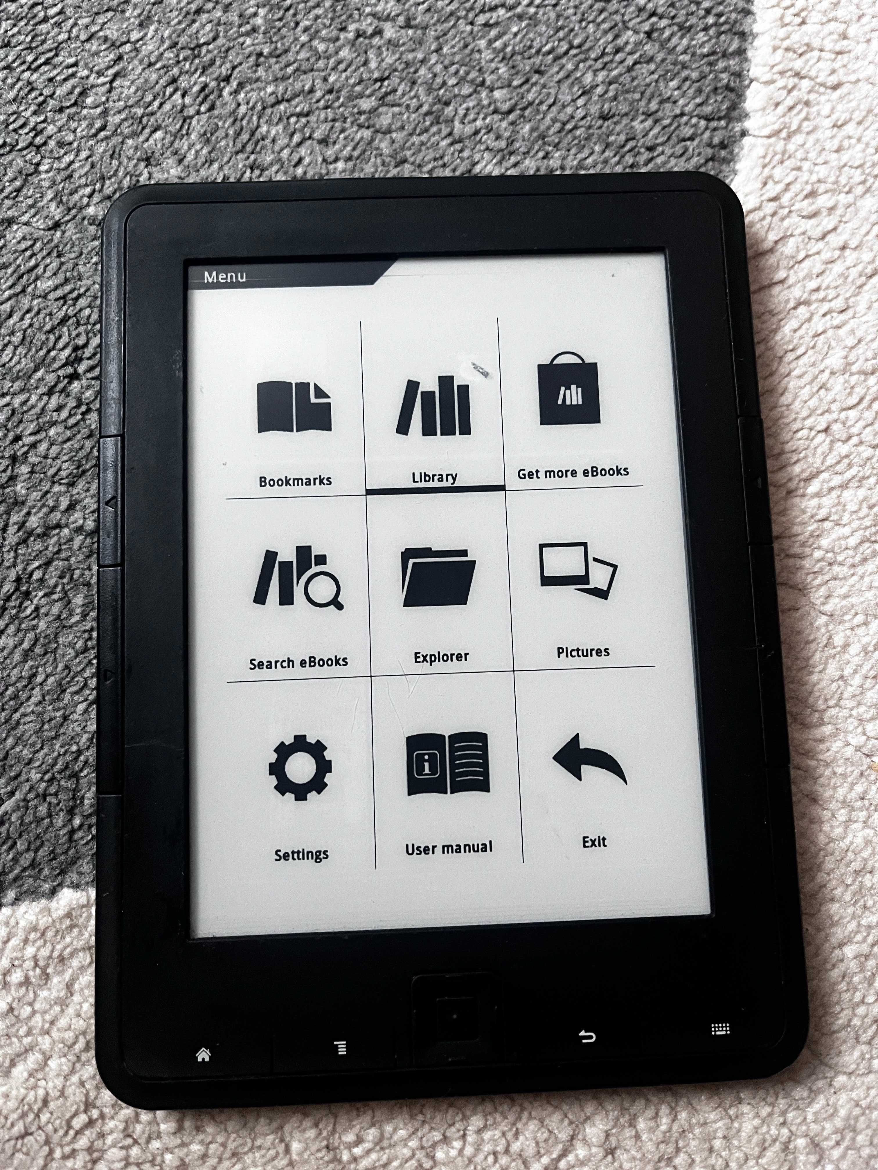 Ebook Reader TrekStor cu 740 de cărți în limba română