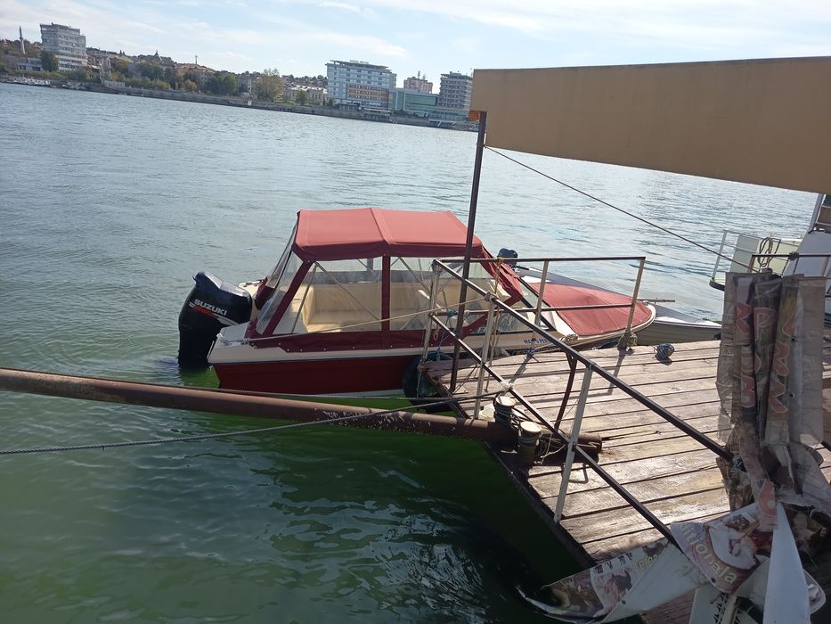 Vând barca Bayliner bowrider cu Suzuki 140 cp