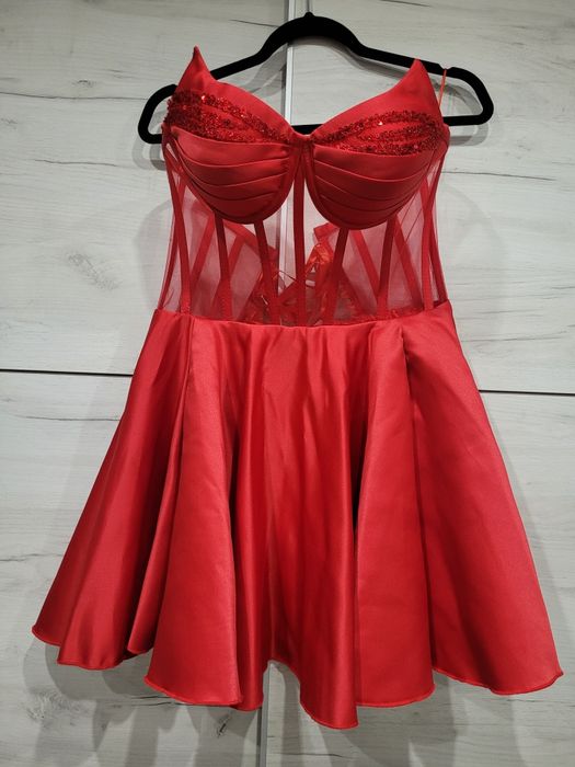 Чисто нова официална рокля