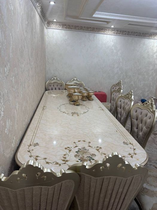 Большой стол с 9 стульями и набором посуды