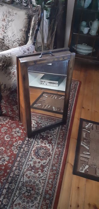 Огледало с дървена рамка