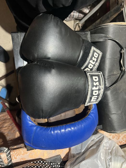 Боксерские перчатки и шлем