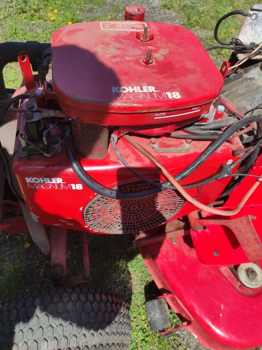 Tractoras de tuns iarba Toro Wheel Horse C 195