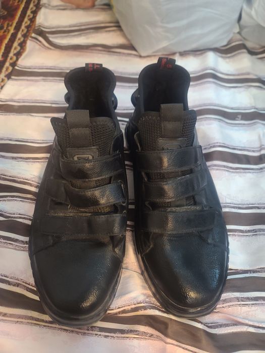 Krossovka erkaklar uchun