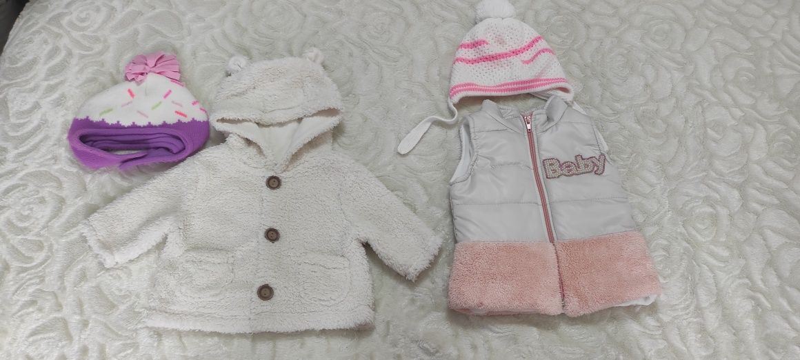Комбенизончики, курточка и жилетка на девочку от рождения до 9 месяцев