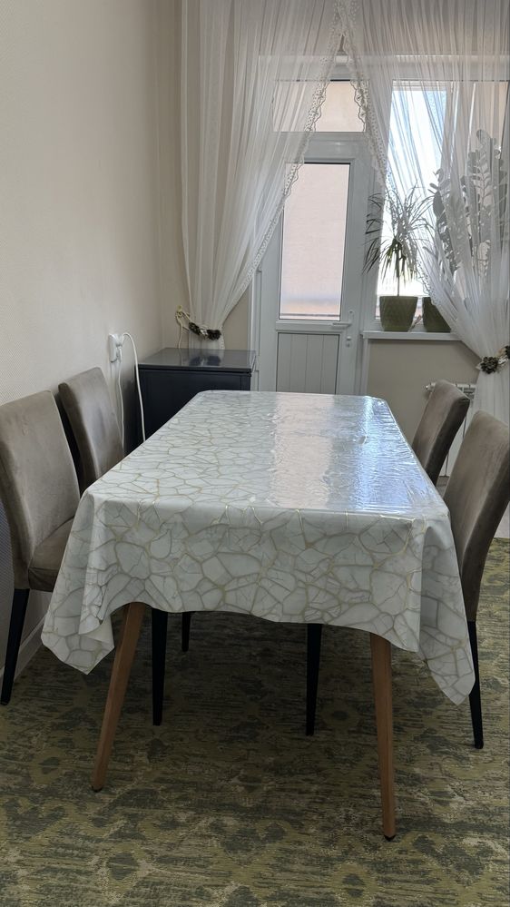 Кухонный стол и стуля
