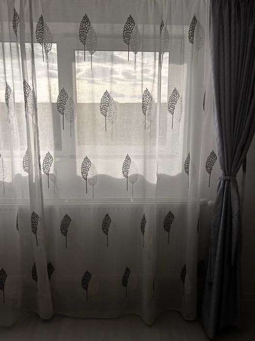 Perdea alba cu imprimeu