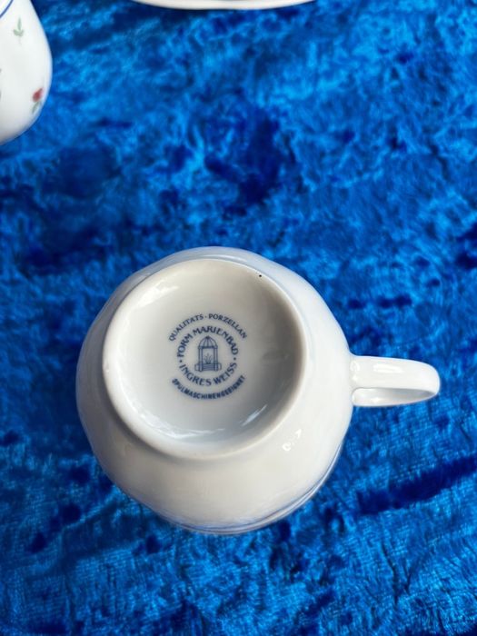 Нежен сервиз за кафе +десертни чинии