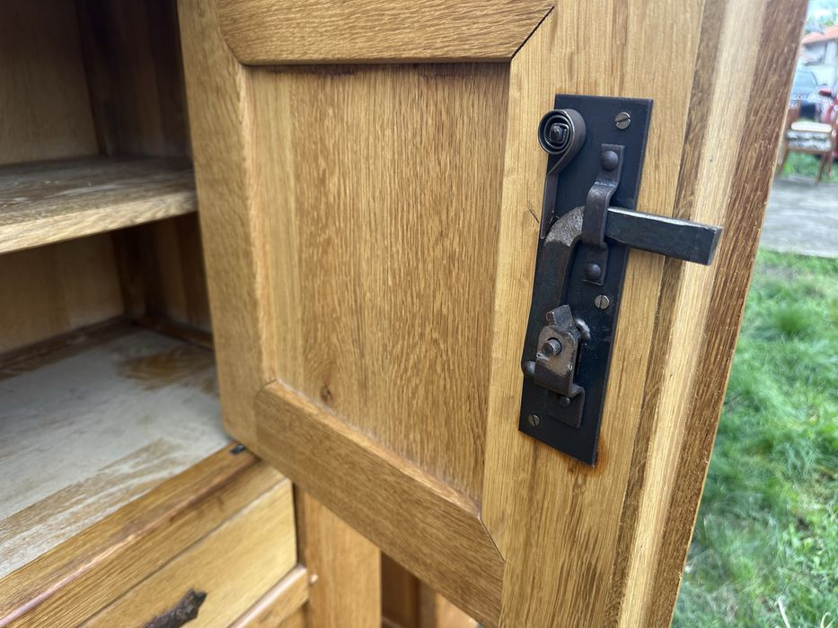 Масивен  контрабюфет от дъб с ковани дръжки