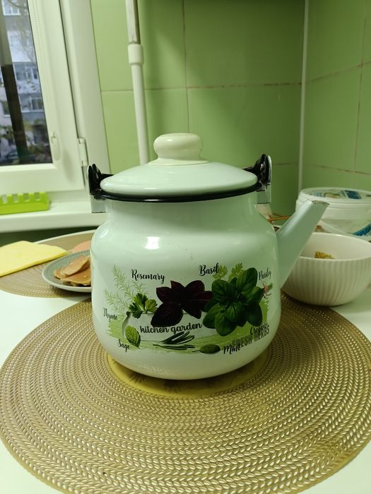 Продам эмалированную чайник