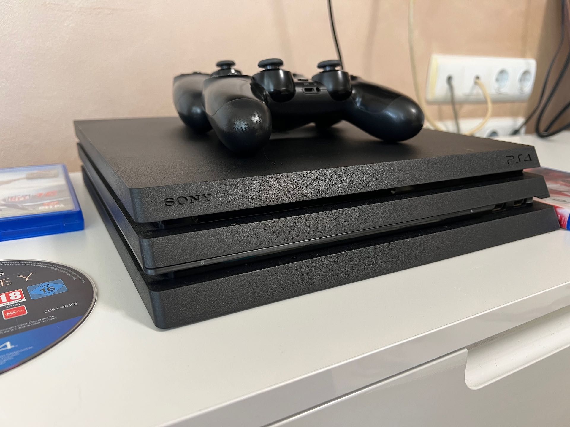 PlayStation 4 Pro 1TB  (PS4 PRO) с два джоистика и 4 игри