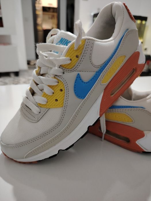 Adidasi Nike Air Max ca noi