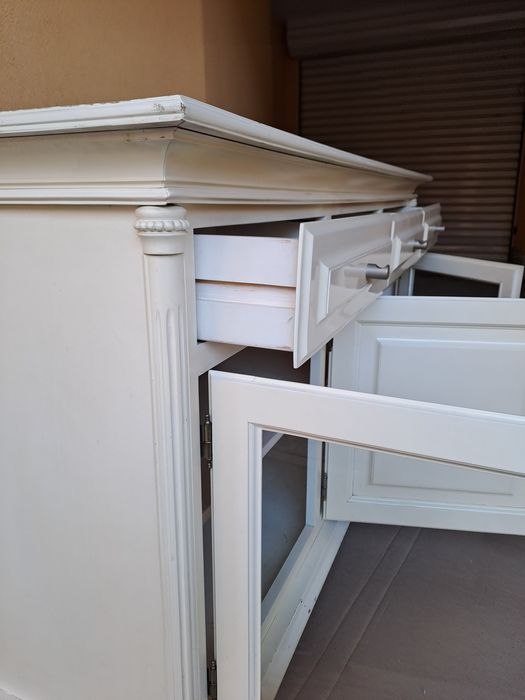 Класически масивен шкаф за трапезария